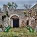 Due file di damigiane verdi di "abbellimento" precedono poi l'ingresso di una grotta che un tempo ospitava alcune mangiatoie